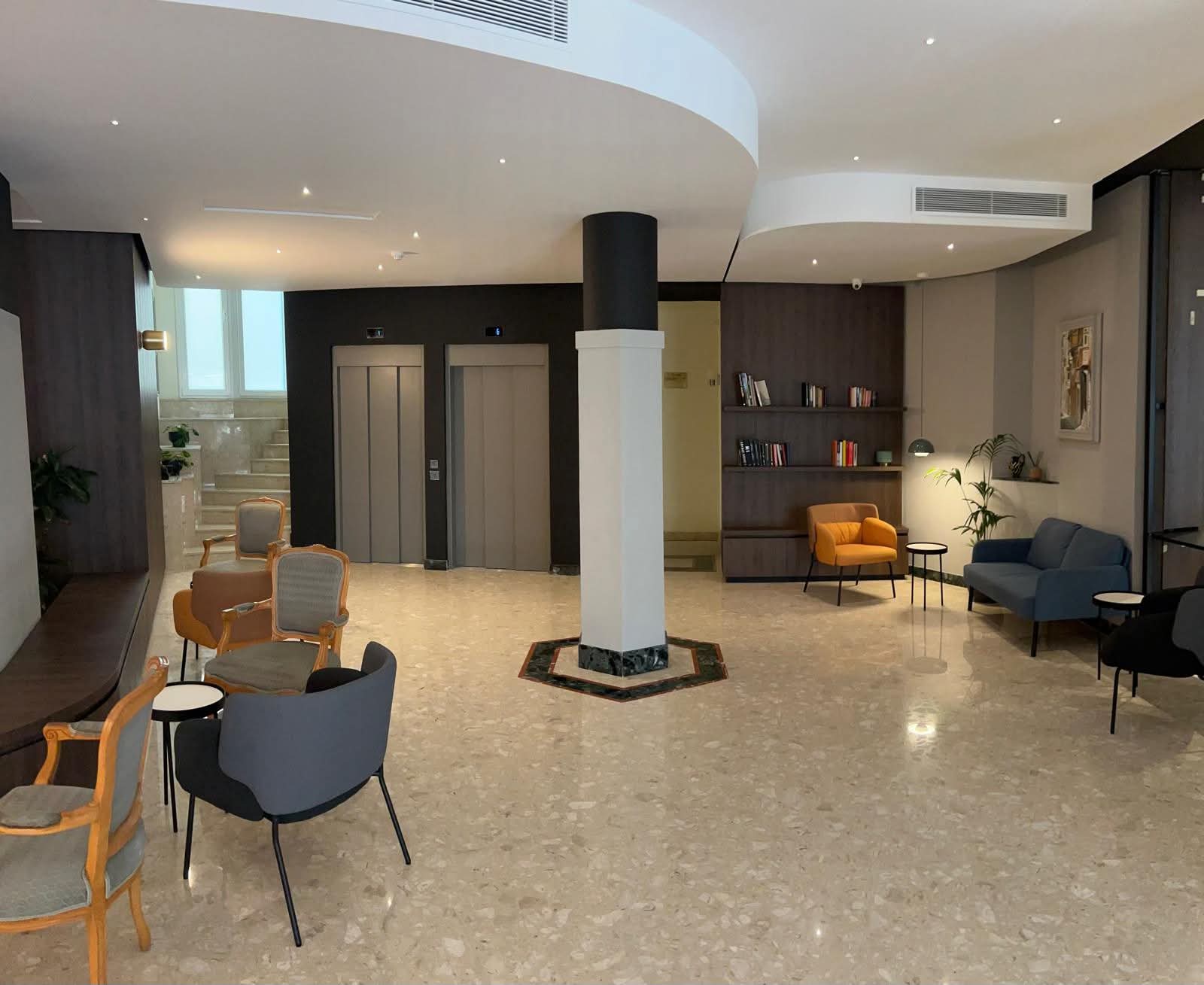 Lobby & Restaurant