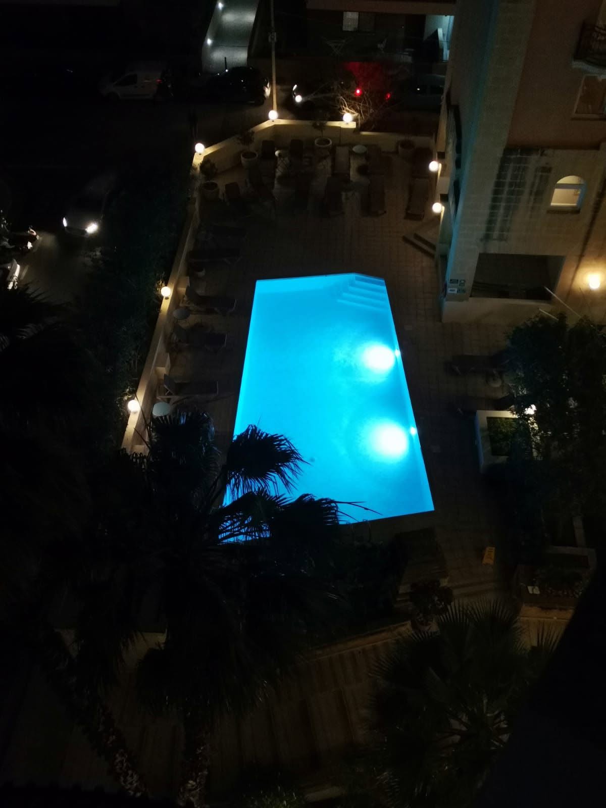 Zwei Pools — innen & außen
