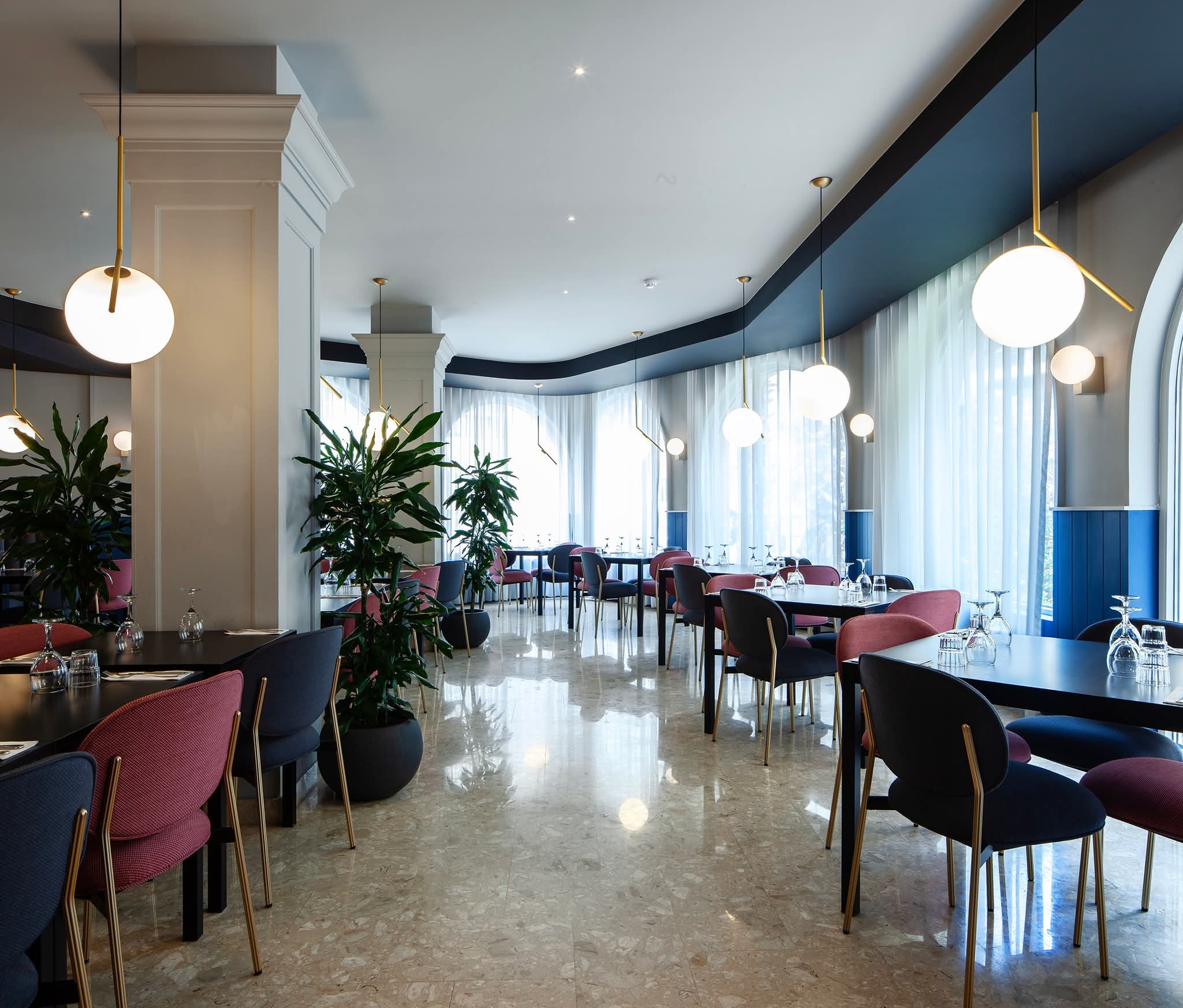 Lobby & Restaurant