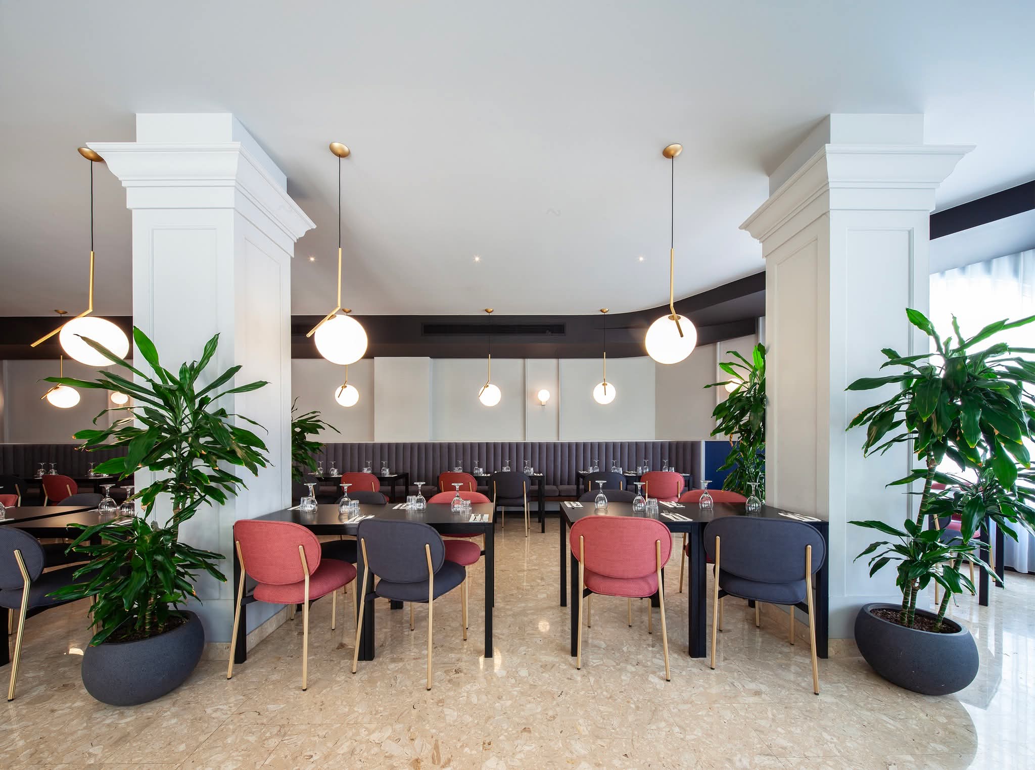 Lobby & Restaurant