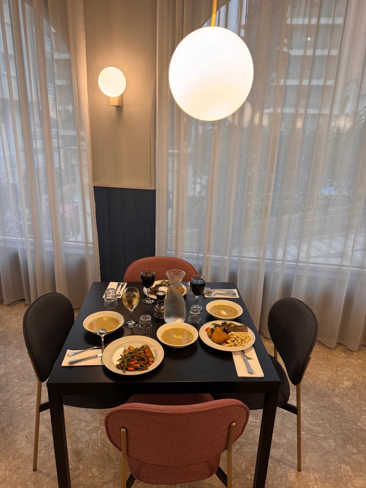 Lobby & Restaurant